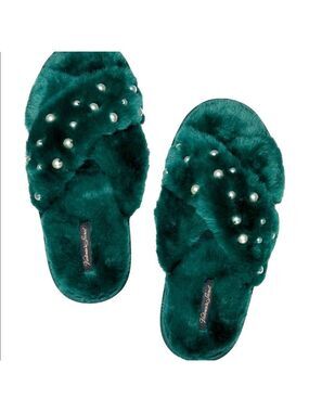 COPY - VICTORIA'S SECRET
Criss Cross Faux Fur Slides